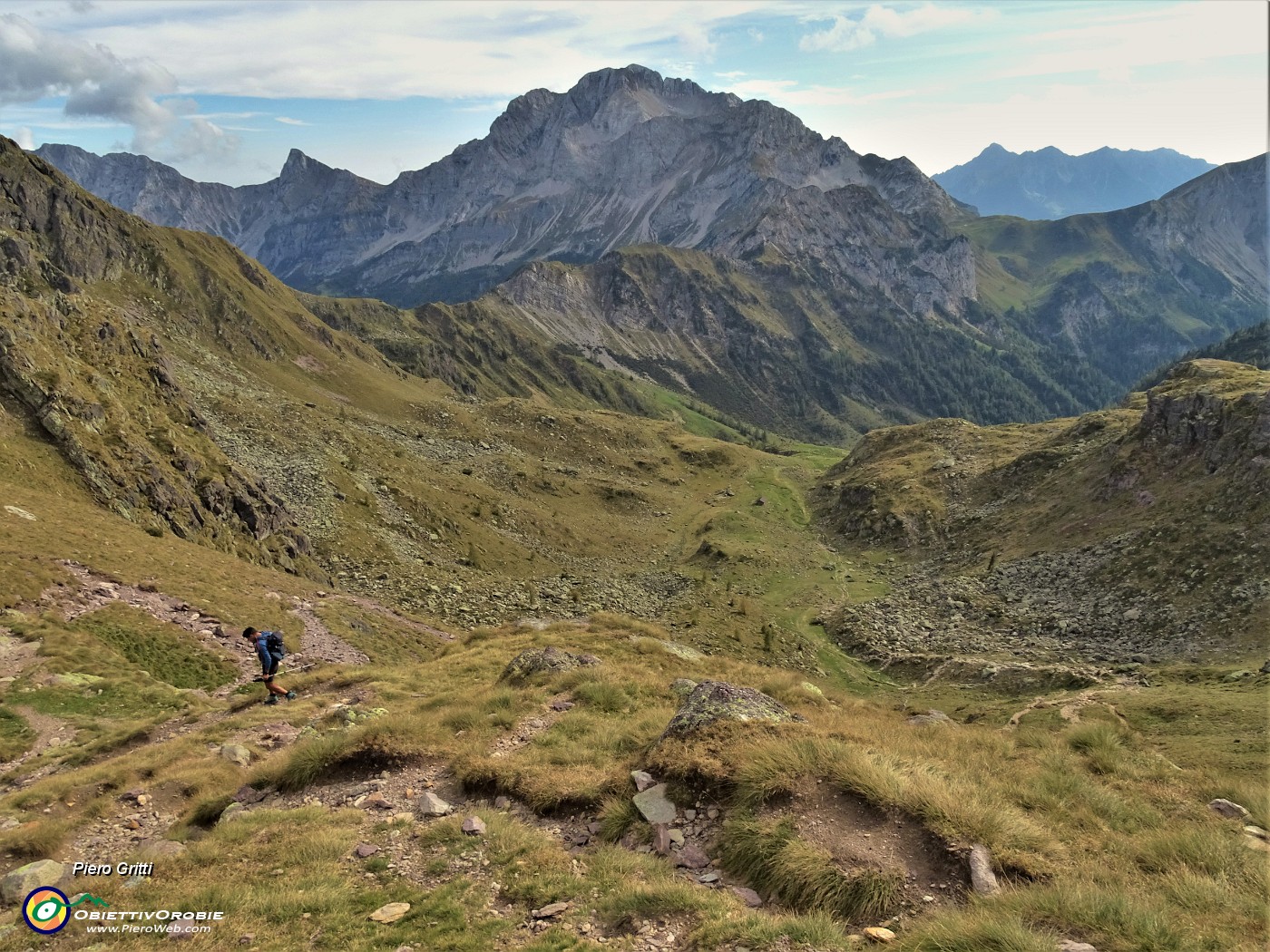 08 Scendendo dal Passo di Mezzeno (2044 m) alla conca di Mezzeno.JPG